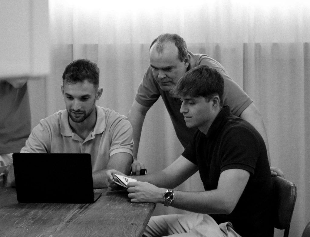 Consultores revisando procesos y gestión empresarial para pymes