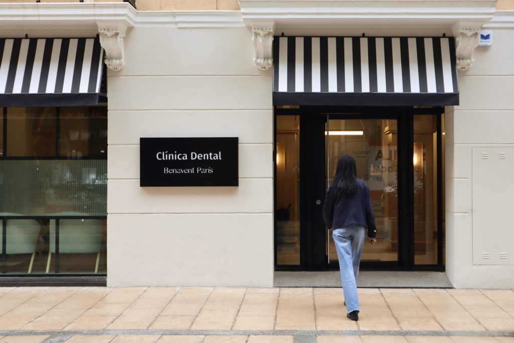 Fachada de clínica Benavent París en proyecto de estrategia digital y cuadros de mando